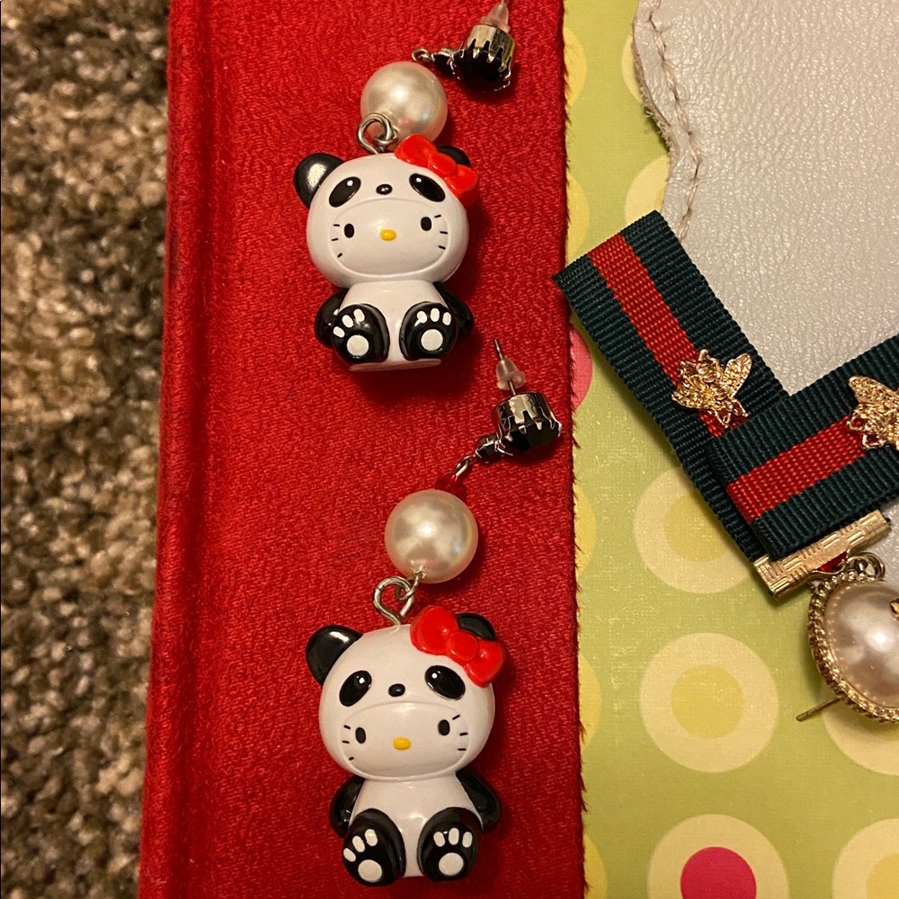 PANDA Tarantino collab sanrio hello kitty tarina earrings - Picture 9 of 9